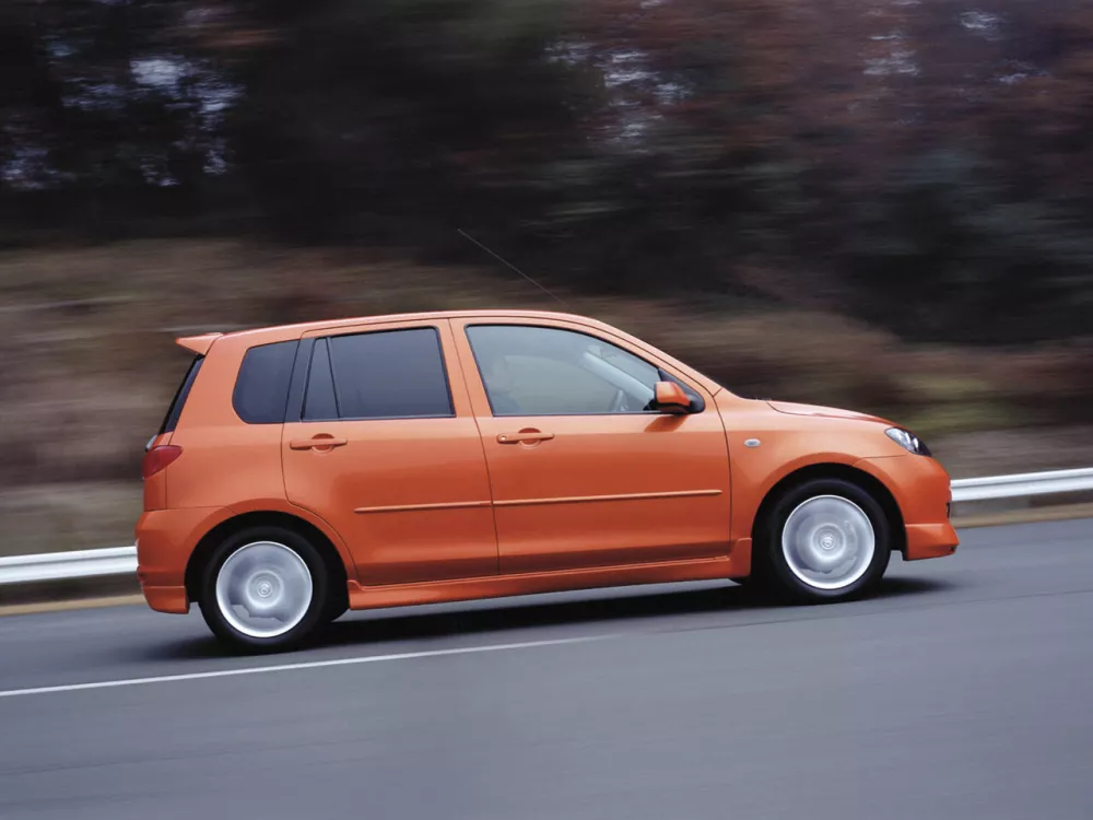 Автомобиль Mazda Demio II (DY) Хэтчбек (5 дверей)
