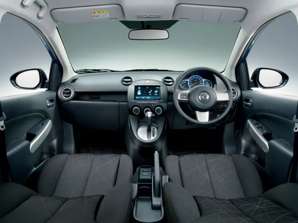 Автомобиль Mazda Demio III (DE) Хэтчбек (5 дверей)