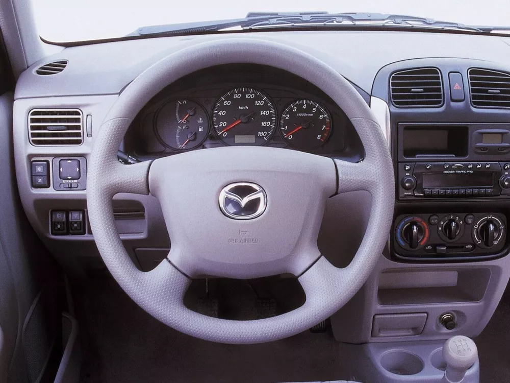 Автомобиль Mazda Demio I (DW) Хэтчбек (5 дверей)
