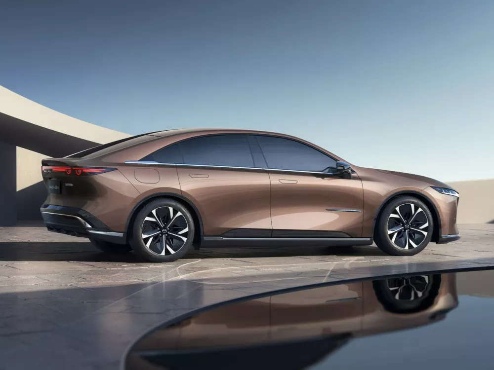 Автомобиль Mazda EZ-6 Лифтбек