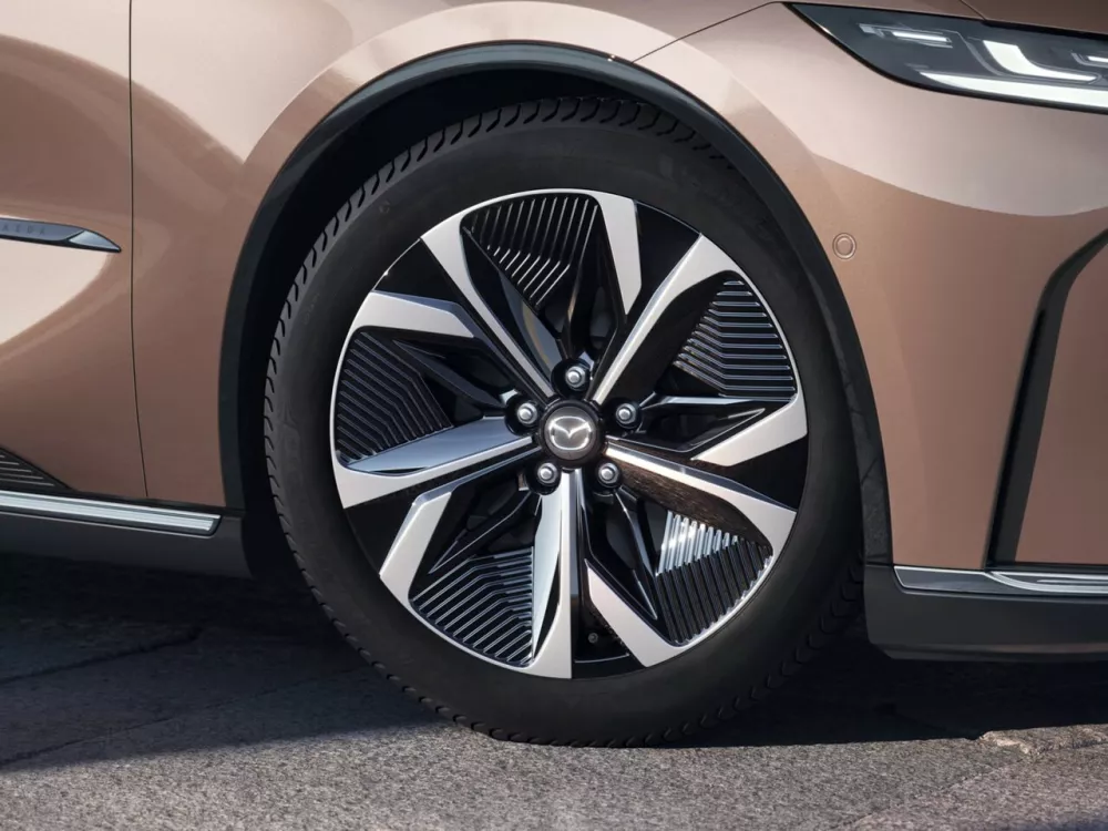 Автомобиль Mazda EZ-6 Лифтбек