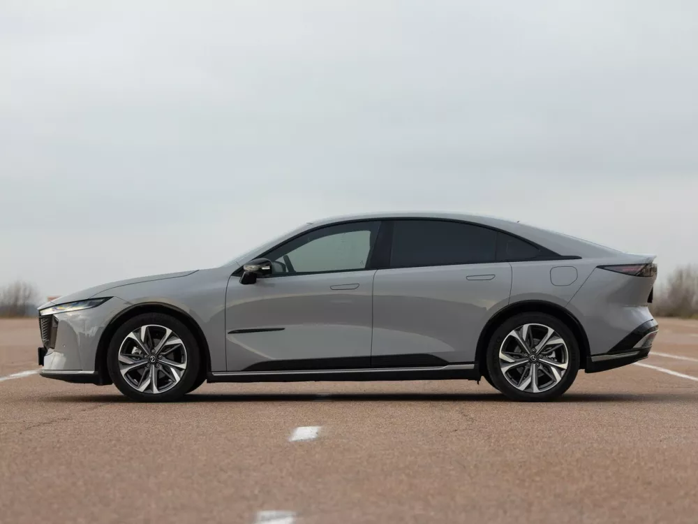 Автомобиль Mazda EZ-6 Лифтбек