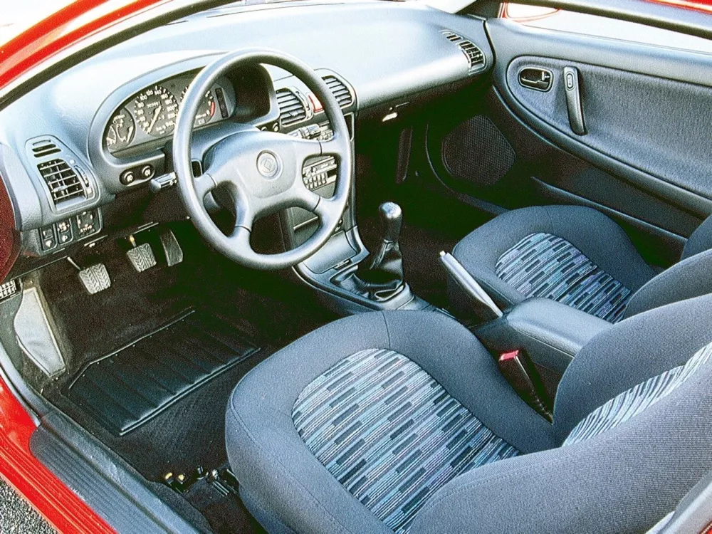 Автомобиль Mazda MX-3 I Купе