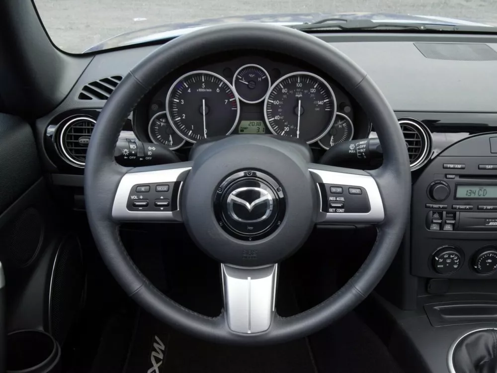 Автомобиль Mazda MX-5 III (NC) Родстер
