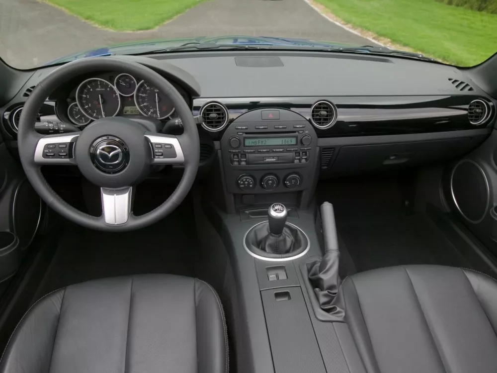 Автомобиль Mazda MX-5 III (NC) Родстер