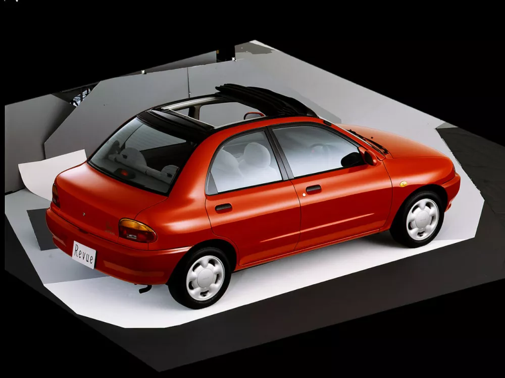 Автомобиль Mazda Revue Седан