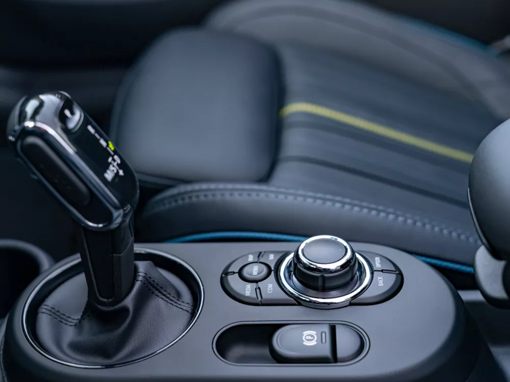 Автомобиль Mini Cabrio III Рестайлинг 2 Кабриолет