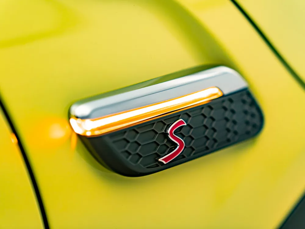 Автомобиль Mini Cabrio III Рестайлинг 2 Кабриолет