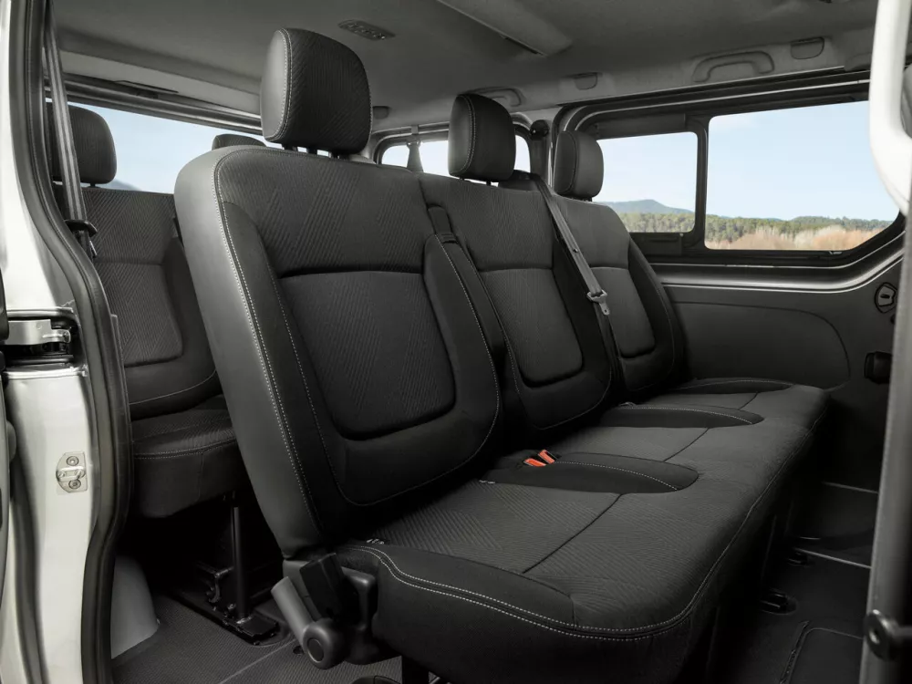 Автомобиль Nissan Primastar II Минивэн Combi
