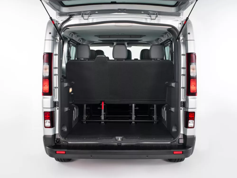 Автомобиль Nissan Primastar II Минивэн Combi