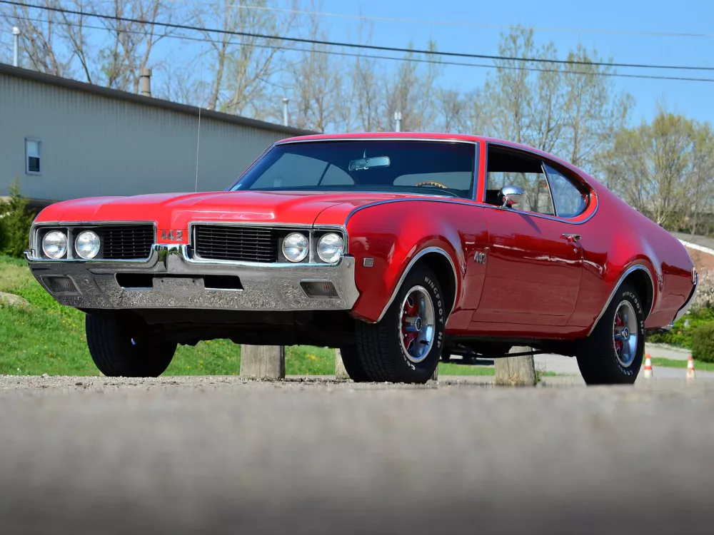 Автомобиль Oldsmobile 442 II Купе-хардтоп Holiday Coupe