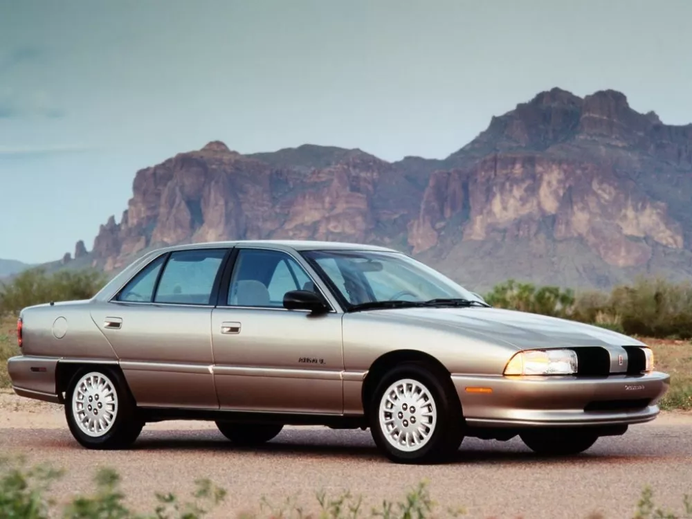 Автомобиль Oldsmobile Achieva Седан
