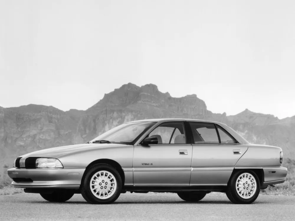 Автомобиль Oldsmobile Achieva Седан