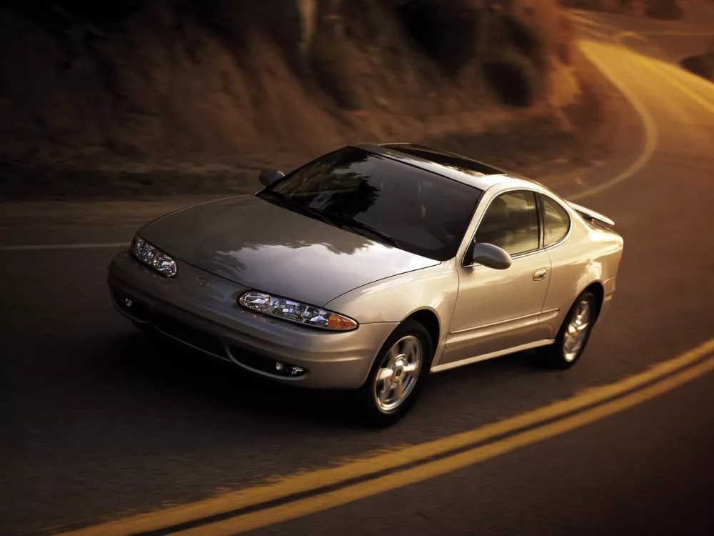 Автомобиль Oldsmobile Alero Купе