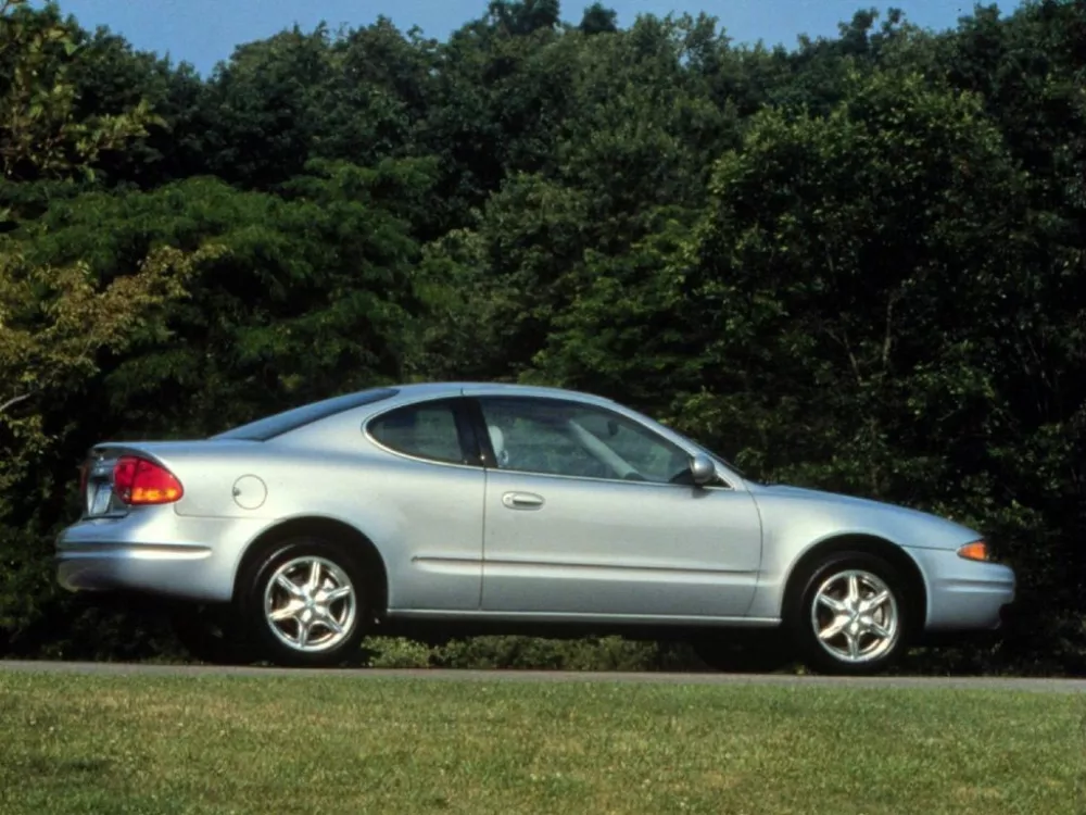 Автомобиль Oldsmobile Alero Купе