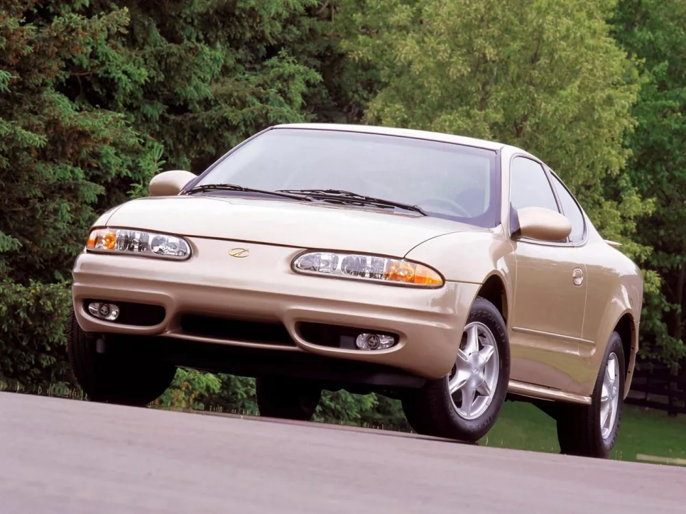 Автомобиль Oldsmobile Alero Купе