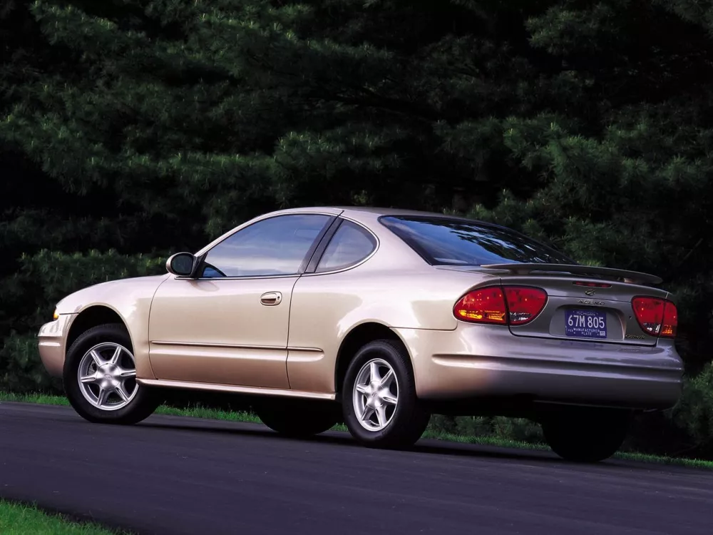 Автомобиль Oldsmobile Alero Купе