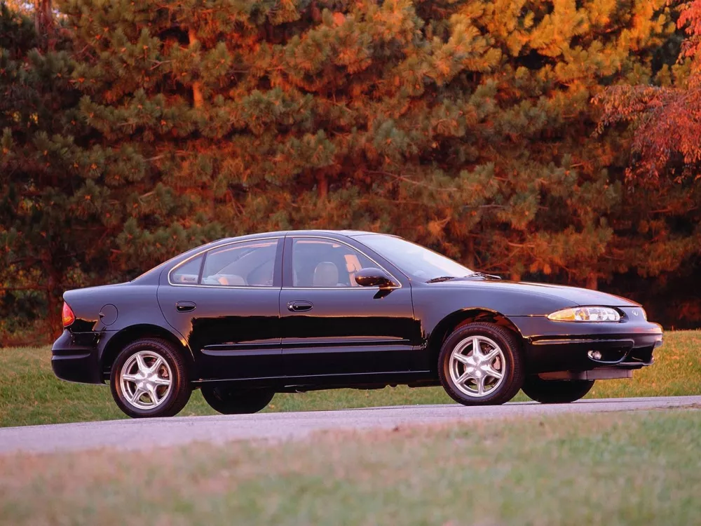 Автомобиль Oldsmobile Alero Седан