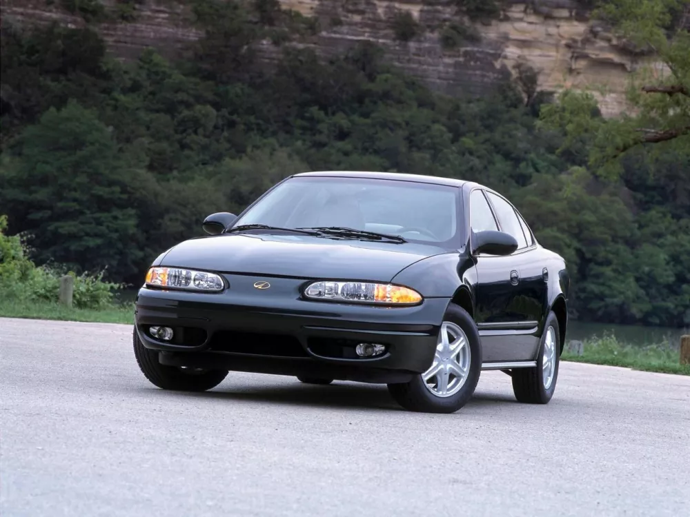 Автомобиль Oldsmobile Alero Седан