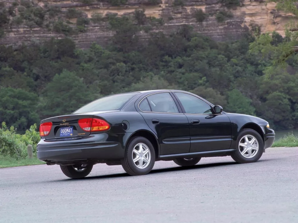 Автомобиль Oldsmobile Alero Седан