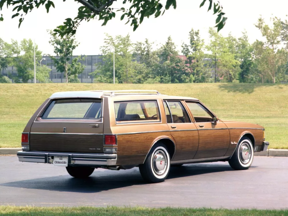 Автомобиль Oldsmobile Custom Cruiser II Универсал (5 дверей)