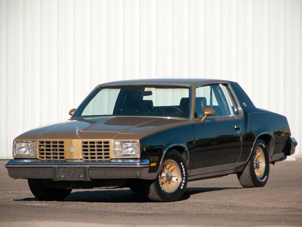 Автомобиль Oldsmobile Cutlass V Купе Calais