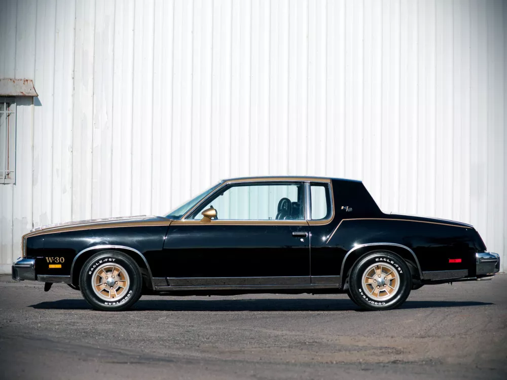 Автомобиль Oldsmobile Cutlass V Купе Calais