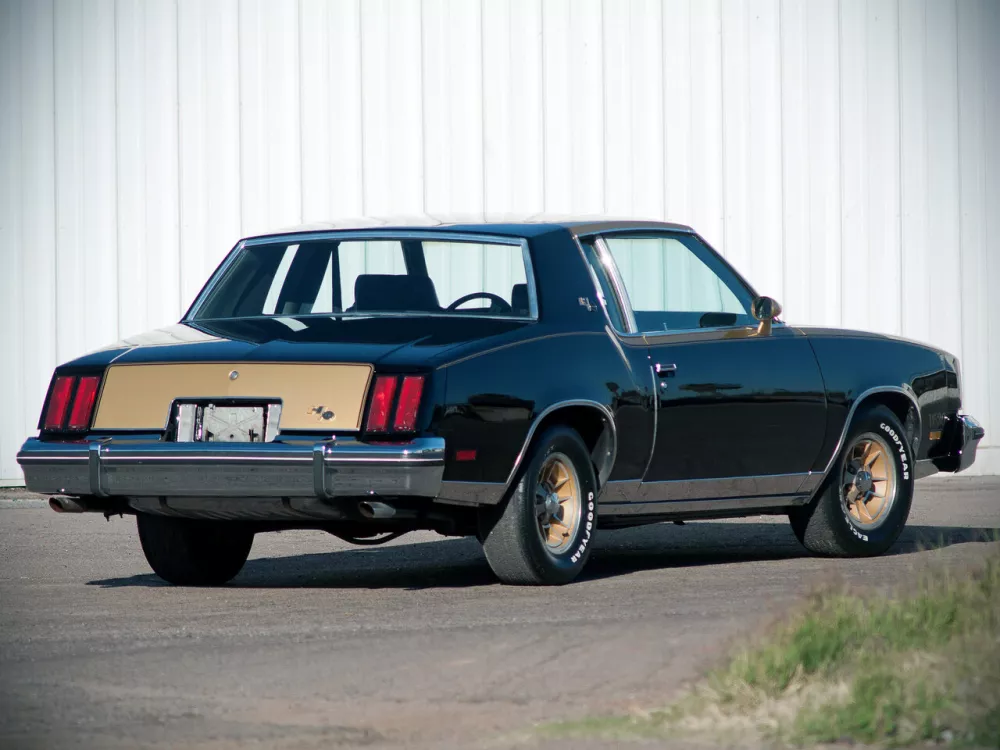 Автомобиль Oldsmobile Cutlass V Купе Calais