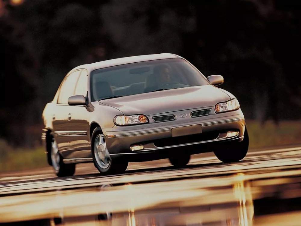 Автомобиль Oldsmobile Cutlass VI Седан