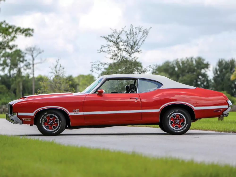 Автомобиль Oldsmobile Cutlass III Купе