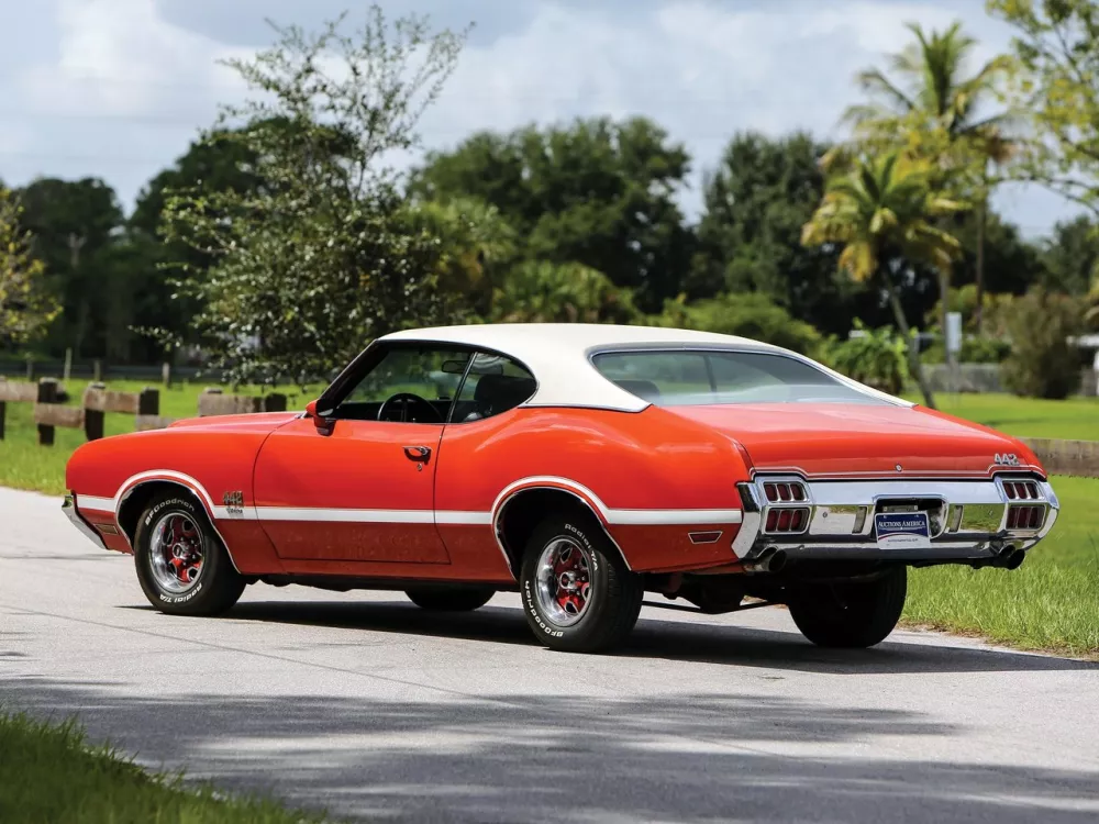Автомобиль Oldsmobile Cutlass III Купе