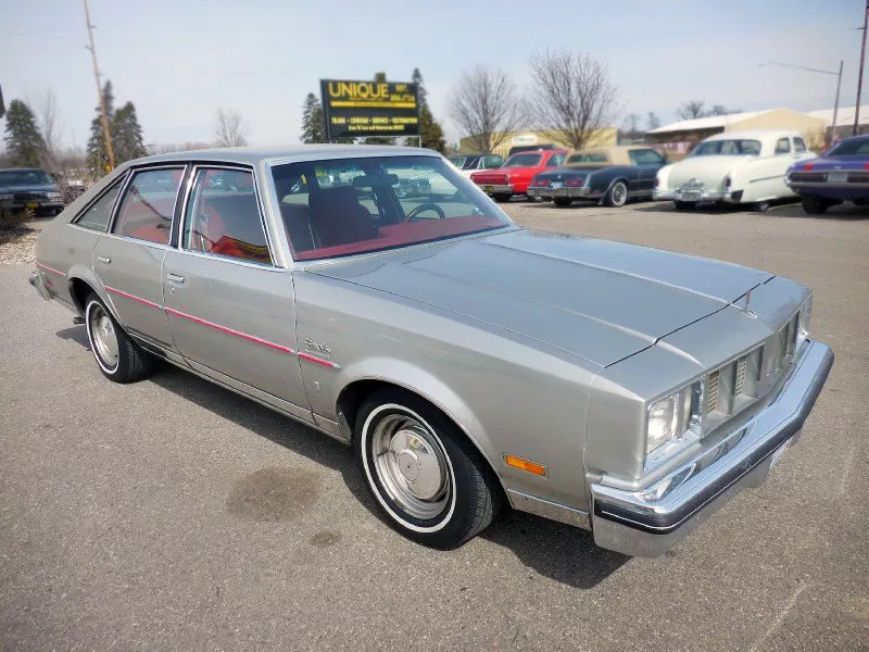 Автомобиль Oldsmobile Cutlass V Фастбек