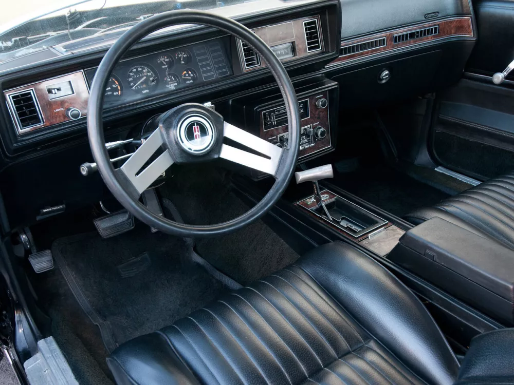 Автомобиль Oldsmobile Cutlass V Купе Calais
