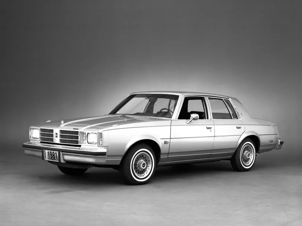 Автомобиль Oldsmobile Cutlass V Седан
