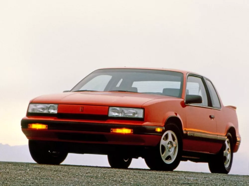 Автомобиль Oldsmobile Cutlass Calais Купе