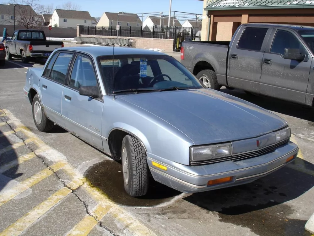Автомобиль Oldsmobile Cutlass Calais Седан