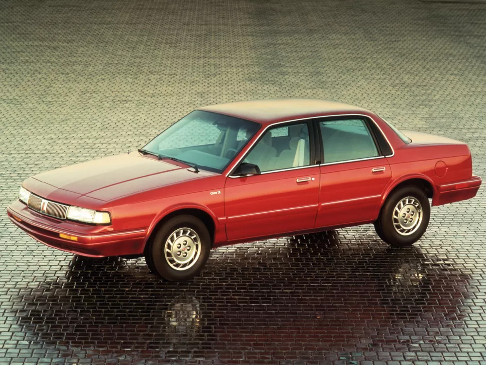 Автомобиль Oldsmobile Cutlass Ciera Седан