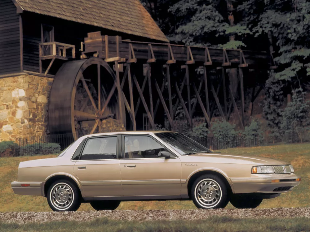 Автомобиль Oldsmobile Cutlass Ciera Седан