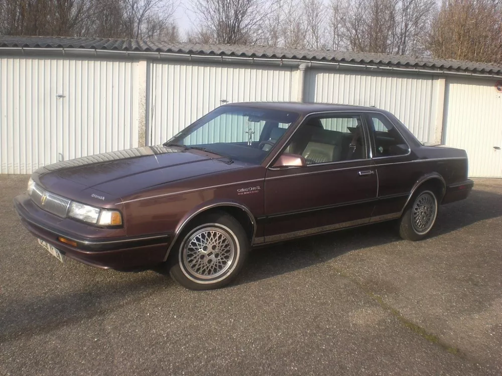 Автомобиль Oldsmobile Cutlass Ciera Купе