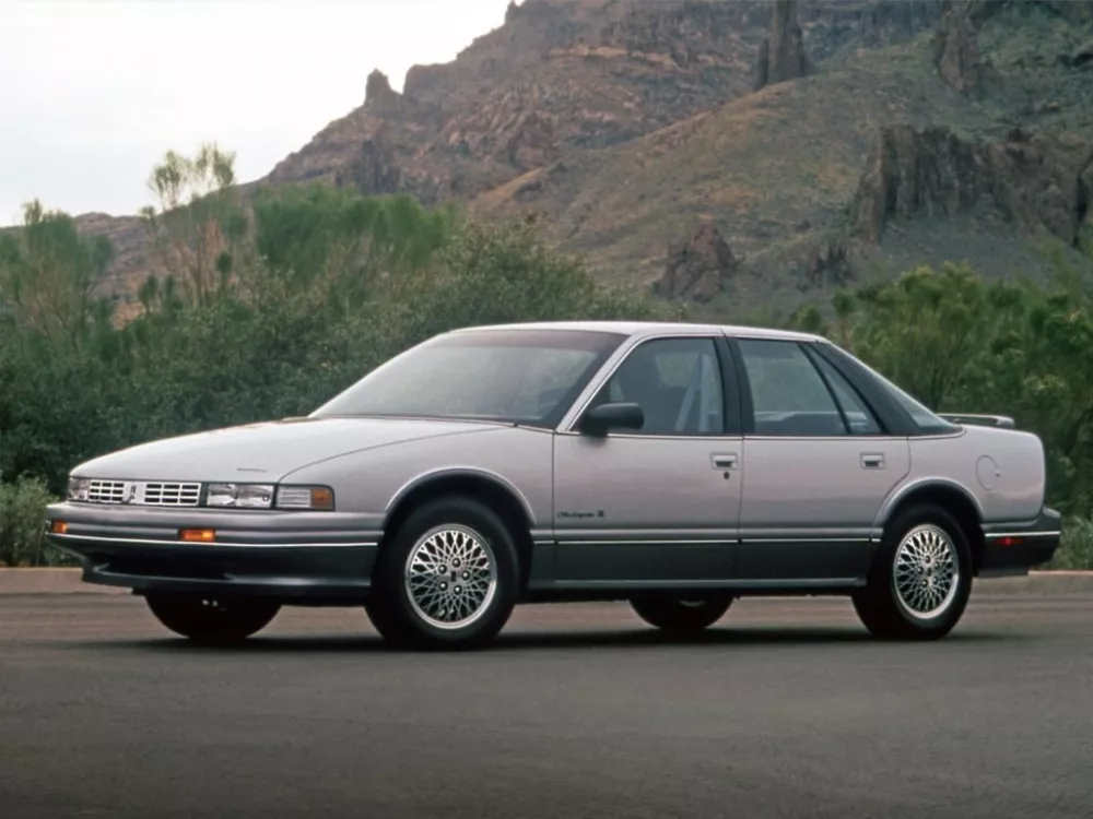 Автомобиль Oldsmobile Cutlass Supreme Седан