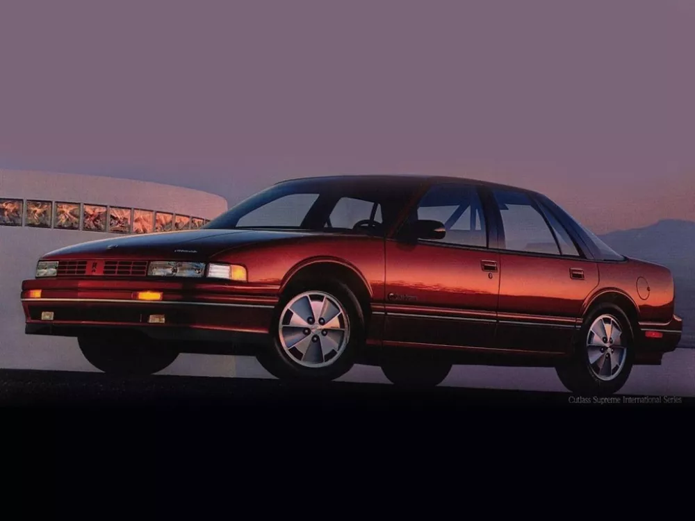 Автомобиль Oldsmobile Cutlass Supreme Седан