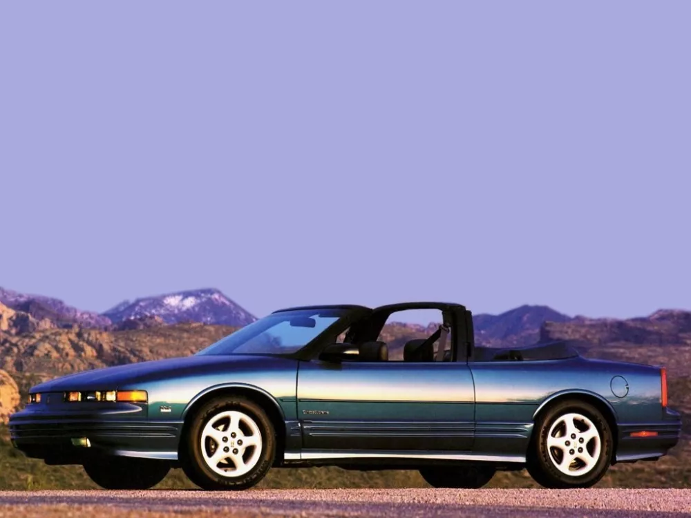 Автомобиль Oldsmobile Cutlass Supreme Кабриолет