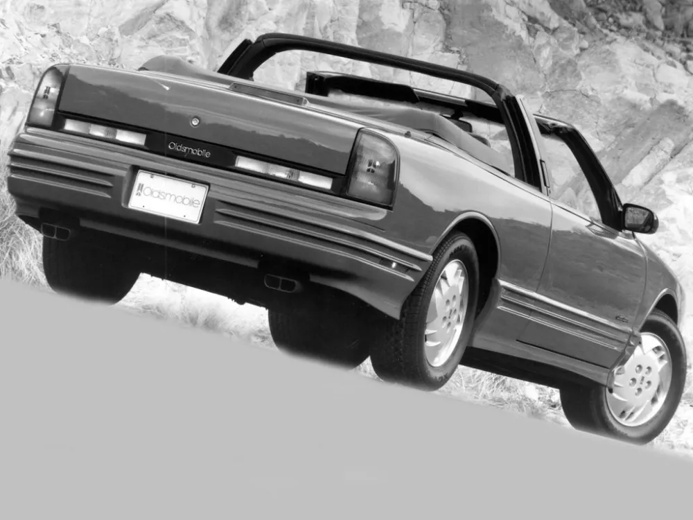 Автомобиль Oldsmobile Cutlass Supreme Кабриолет