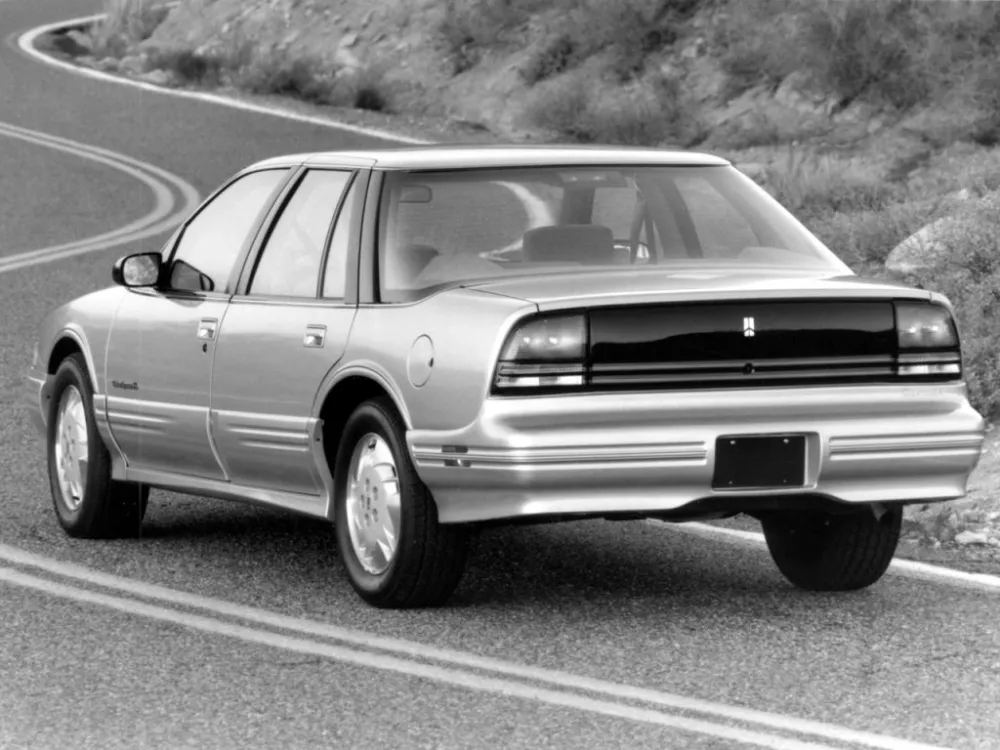 Автомобиль Oldsmobile Cutlass Supreme Седан