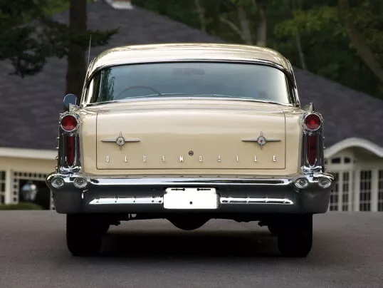 Автомобиль Oldsmobile Eighty-Eight III Седан