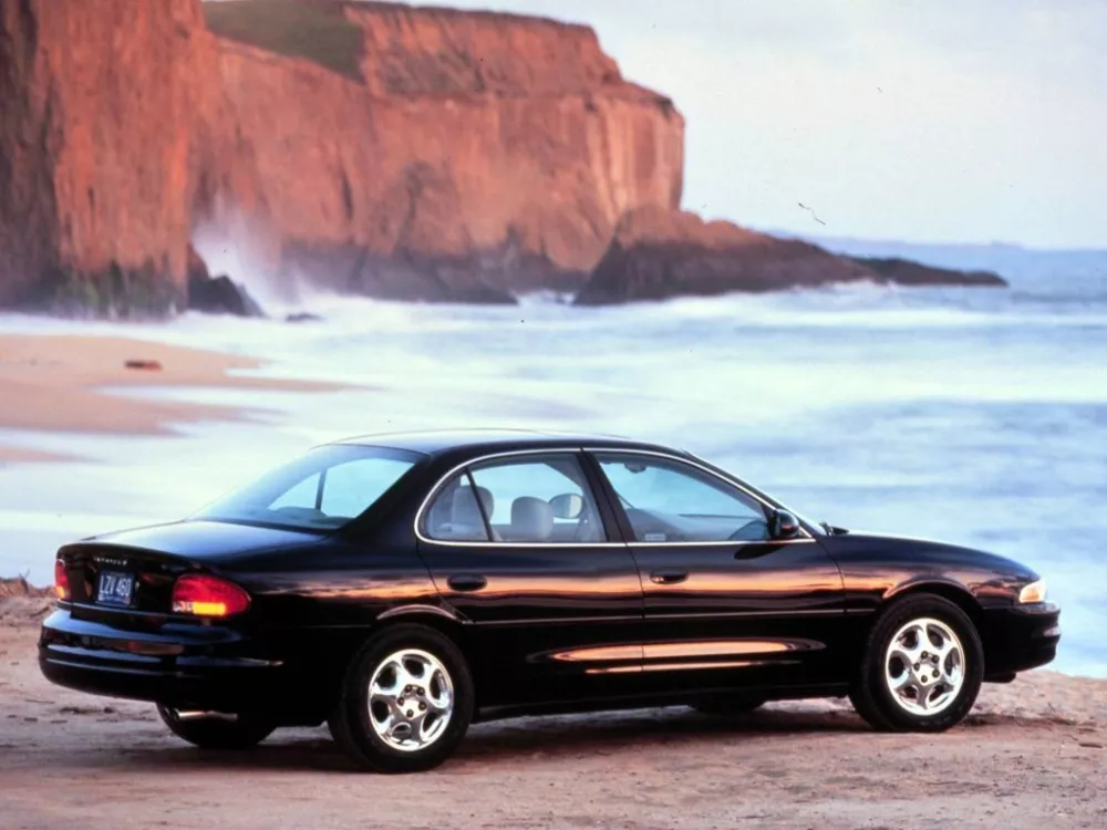 Автомобиль Oldsmobile Intrigue Седан