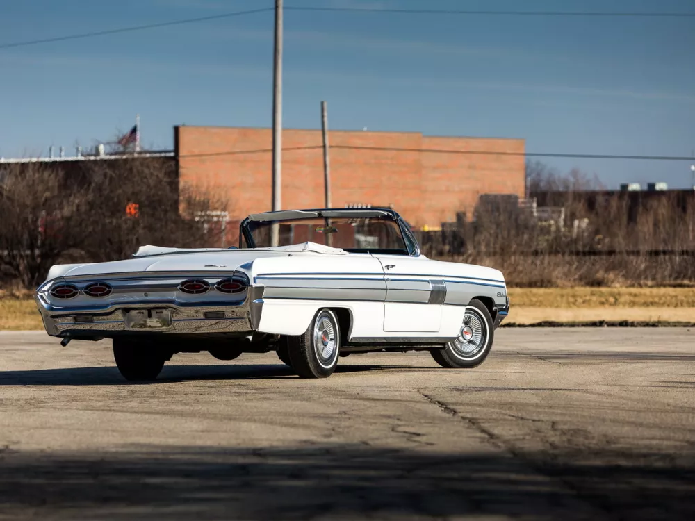 Автомобиль Oldsmobile Starfire I Кабриолет
