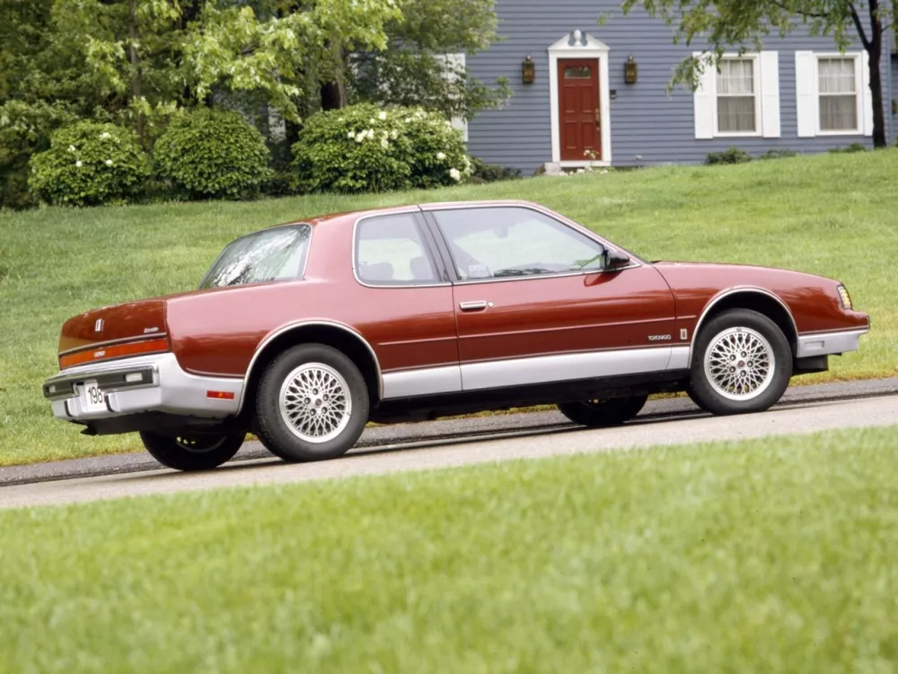 Автомобиль Oldsmobile Toronado IV Купе