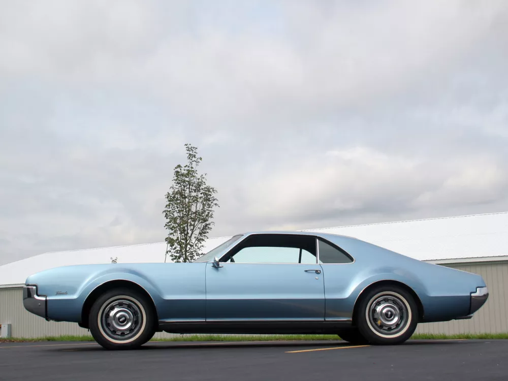 Автомобиль Oldsmobile Toronado I Купе