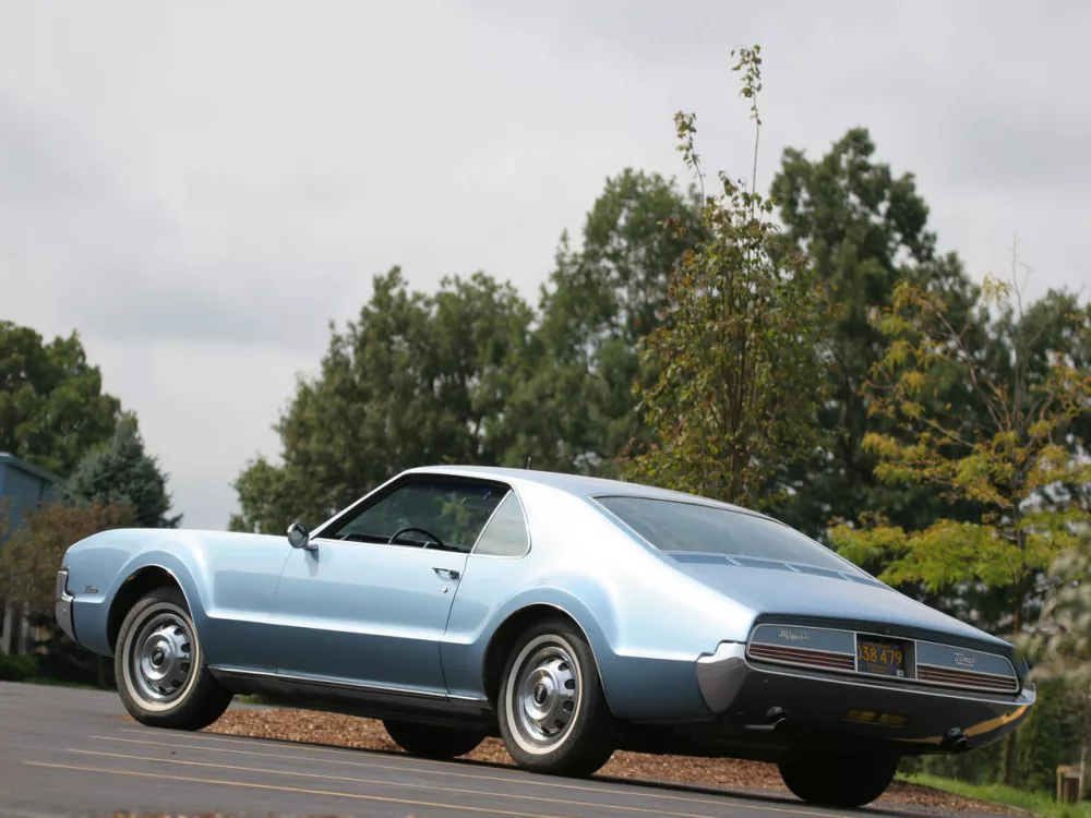 Автомобиль Oldsmobile Toronado I Купе